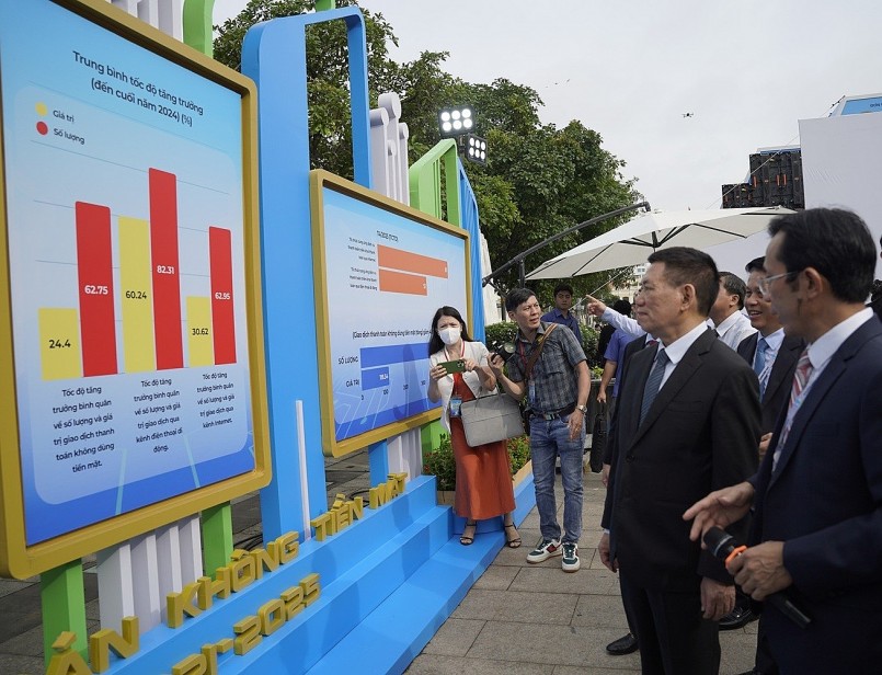 Phó Thủ tướng Hồ Đức Phớc tham quan các thành tựu phát triển thanh toán không dùng tiền mặt của ngành Ngân hàng đóng góp vào phát triển kinh tế số những năm qua 