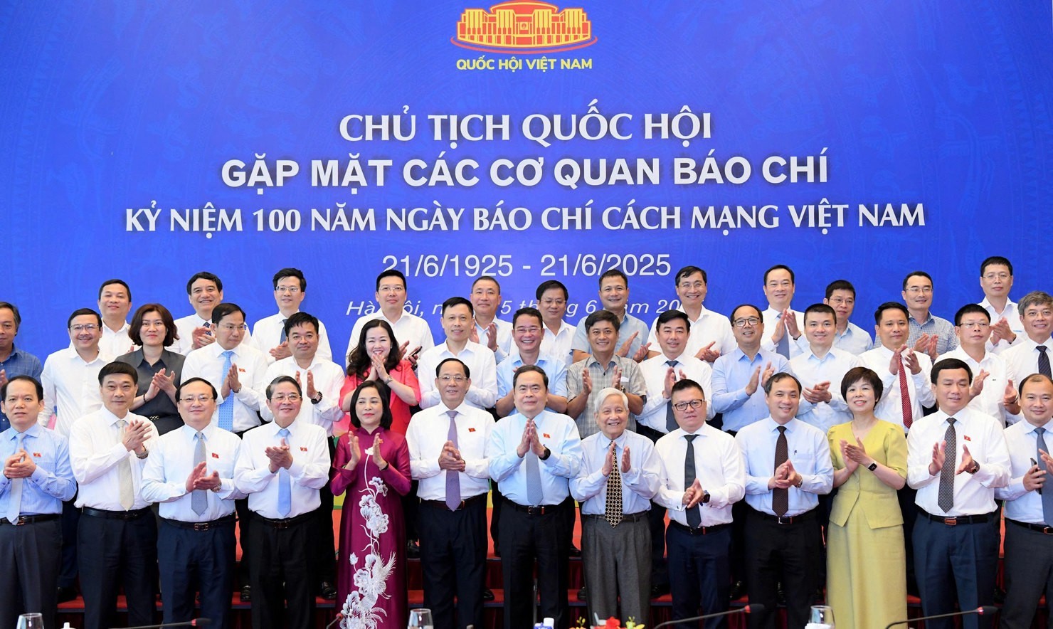 Chủ tịch Quốc hội Trần Thanh Mẫn; Phó Chủ tịch Quốc hội Nguyễn Đức Hải; Phó Chủ tịch Quốc hội, Thượng tướng Trần Quang Phương; Phó Chủ tịch Quốc hội Nguyễn Thị Thanh; Phó Chủ tịch Quốc hội Vũ Hồng Thanh chụp ảnh lưu niệm với các đại biểu dự cuộc gặp mặt. Ảnh: Lâm Hiển