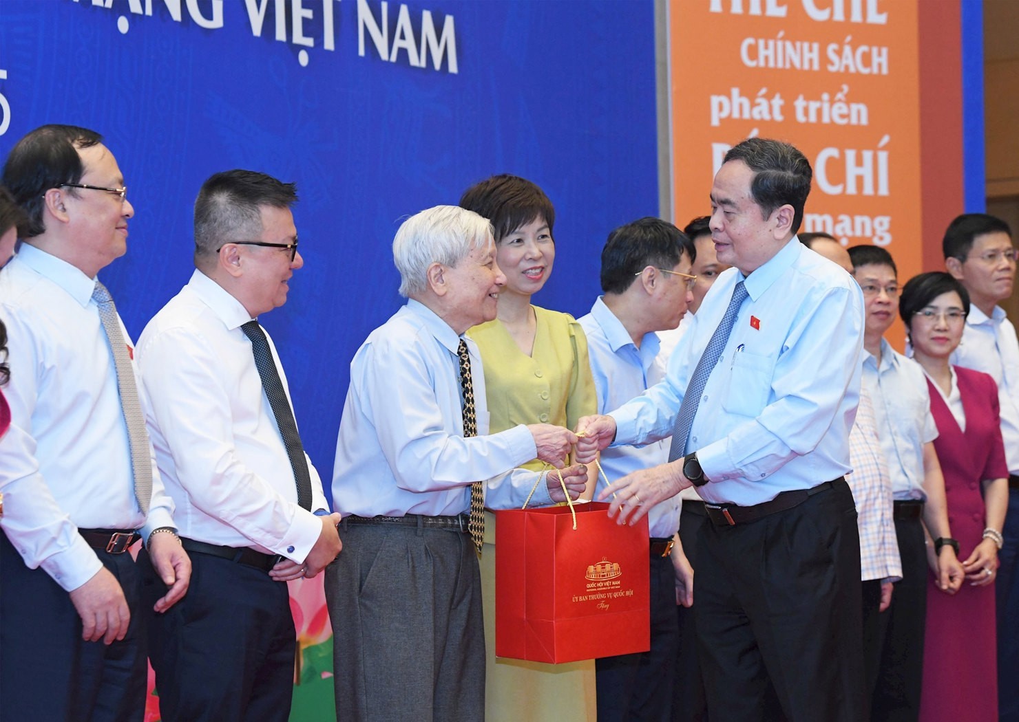 Chủ tịch Quốc hội Trần Thanh Mẫn trao quà tặng Nhà báo Hà Đăng. Ảnh: Lâm Hiển