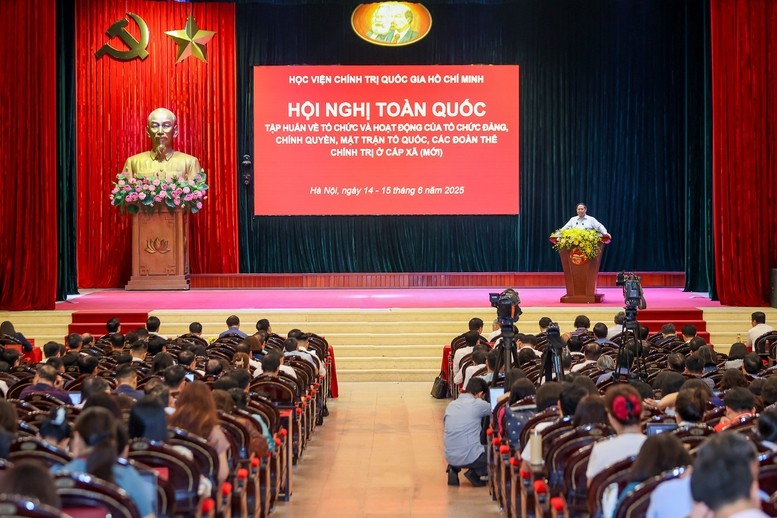 Thủ tướng nêu rõ, điều quan trọng nhất của cuộc cách mạng về tổ chức bộ máy là chuyển đổi trạng thái sang kiến tạo, chủ động phục vụ, giải quyết các công việc, vấn đề của người dân và doanh nghiệp, gần dân, sát dân, bám dân, bám cơ sở - Ảnh: VGP