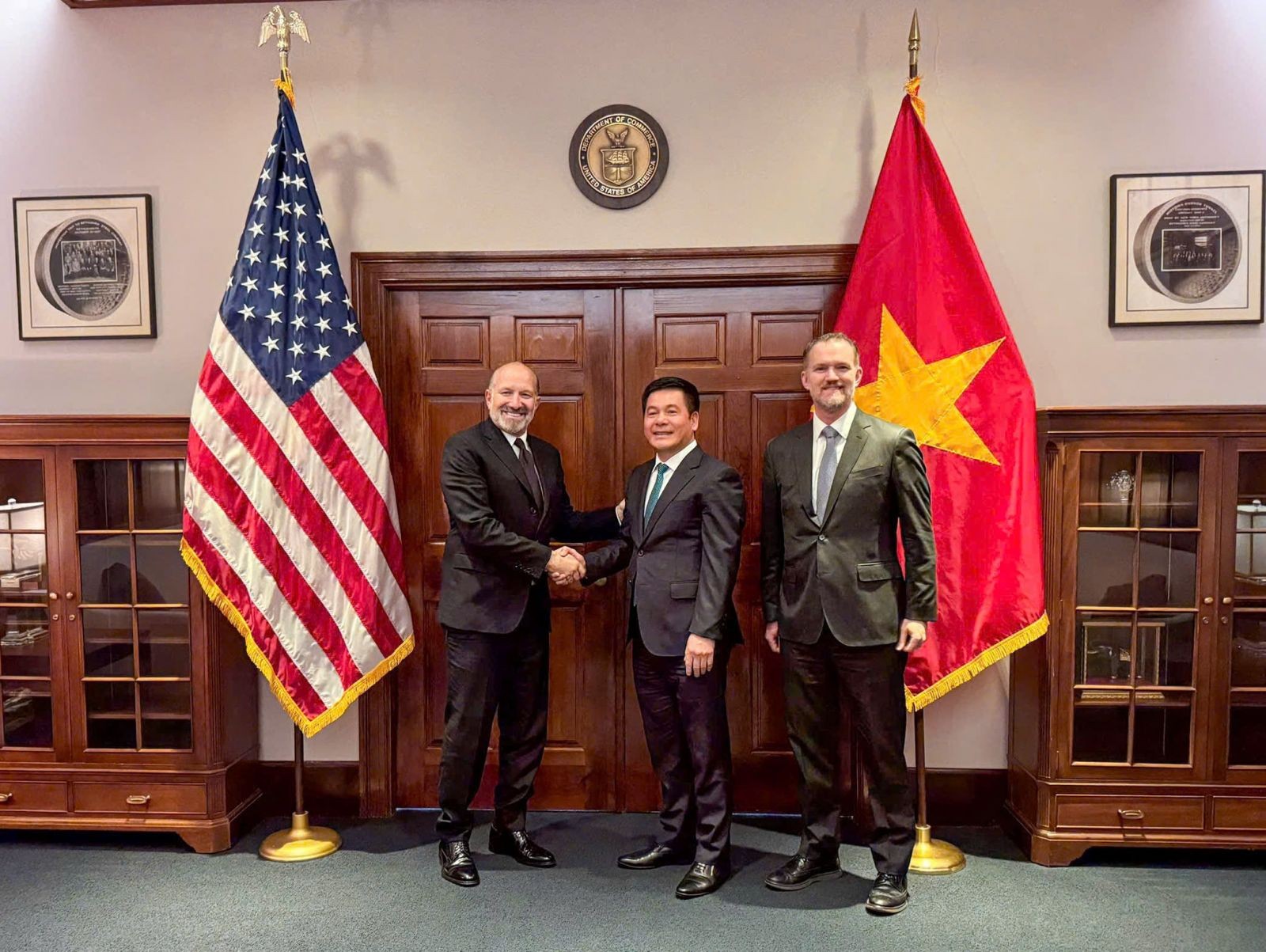 Trong cuộc đàm phán cùng lúc, Bộ trưởng Bộ Thương mại Hoa Kỳ Howard Lutnick và Đại sứ Jamieson Greer, Trưởng Đại diện Thương mại Hoa Kỳ đánh giá cao thiện chí, nỗ lực của Việt Nam trong đàm phán và cơ bản thống nhất với những ý tưởng mà Bộ trưởng Nguyễn Hồng Diên đưa ra.