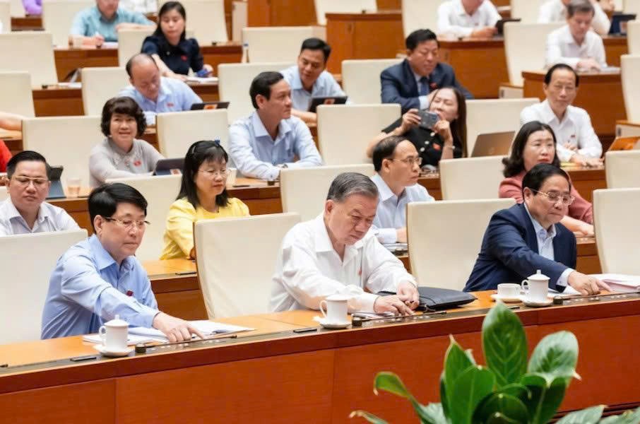 100% các vị đại biểu có mặt bấm nút tán thành. 100% các vị đại biểu có mặt bấm nút tán thành.