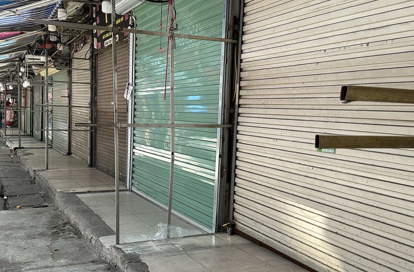 Nhiều tiểu thương lựa chọn tạm ngừng kinh doanh để nghe ngóng quy định mới về hóa đơn điện tử.