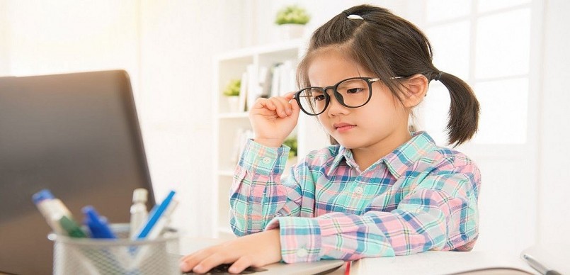 Sau kỳ nghỉ hè, số ca trẻ bị cận hoặc tăng độ cận có xu hướng tăng vọt do phần lớn thời gian nghỉ trẻ dành để xem tivi, sử dụng điện thoại, máy tính, thay vì hoạt động ngoài trời.