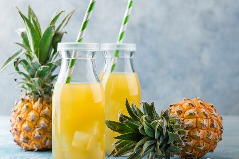 Uống nước ép dứa nguyên chất hoặc nhai vài lát dứa trong vài phút có thể giúp giảm mùi khó chịu.