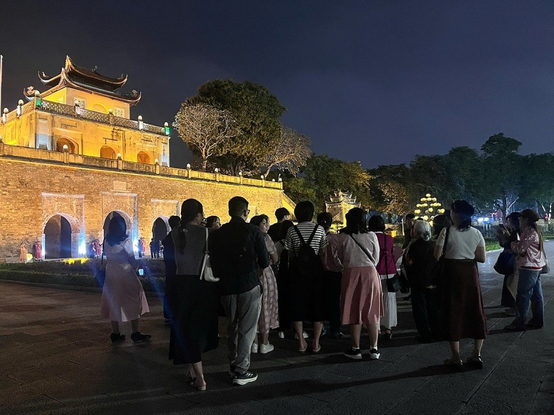 Du khách tham quan tour đêm tại Hoàng thành Thăng Long, Hà Nội – một trong những sản phẩm hiếm hoi được đầu tư bài bản, kết hợp yếu tố lịch sử và trình diễn nghệ thuật. Du khách tham quan tour đêm tại Hoàng thành Thăng Long, Hà Nội – một trong những sản phẩm hiếm hoi được đầu tư bài bản, kết hợp yếu tố lịch sử và trình diễn nghệ thuật.