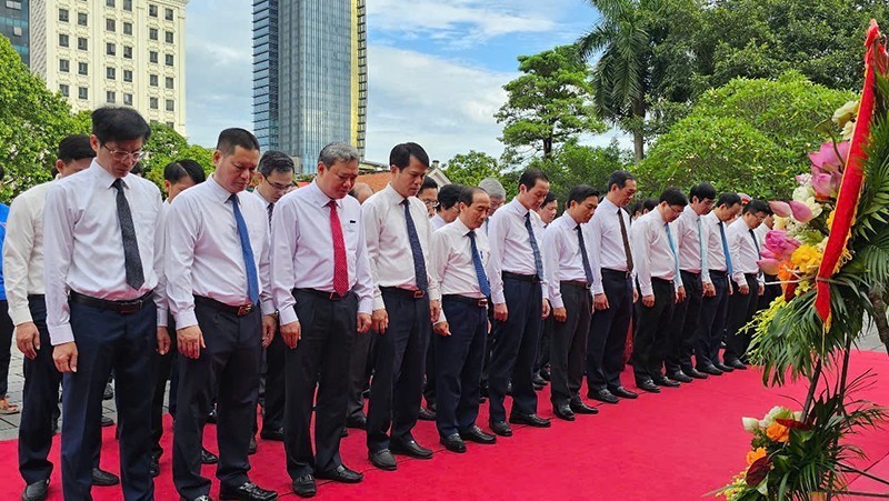 Thanh hóa: Dâng hoa, dâng hương tưởng niệm Chủ tịch Hồ Chí Minh nhân Kỷ niệm 100 năm ngày Báo chí cách mạng Việt Nam
