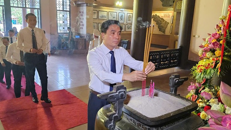 Thanh hóa: Dâng hoa, dâng hương tưởng niệm Chủ tịch Hồ Chí Minh nhân Kỷ niệm 100 năm ngày Báo chí cách mạng Việt Nam