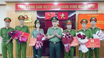 Giám đốc Công an tỉnh Thanh Hóa trao thưởng cho các đơn vị có thành tích xuất sắc