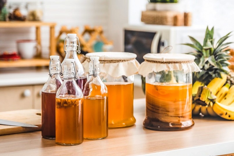 Kombucha là loại trà lên men từ trà xanh hoặc trà đen, đường và men vi sinh.