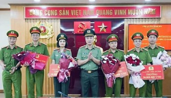 Giám đốc Công an tỉnh Thanh Hóa trao thưởng cho các đơn vị có thành tích xuất sắc