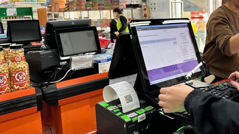 Tiểu thương được hỗ trợ sử dụng phần mềm bán hàng và máy tính tiền, từng bước làm quen với hóa đơn điện tử.
