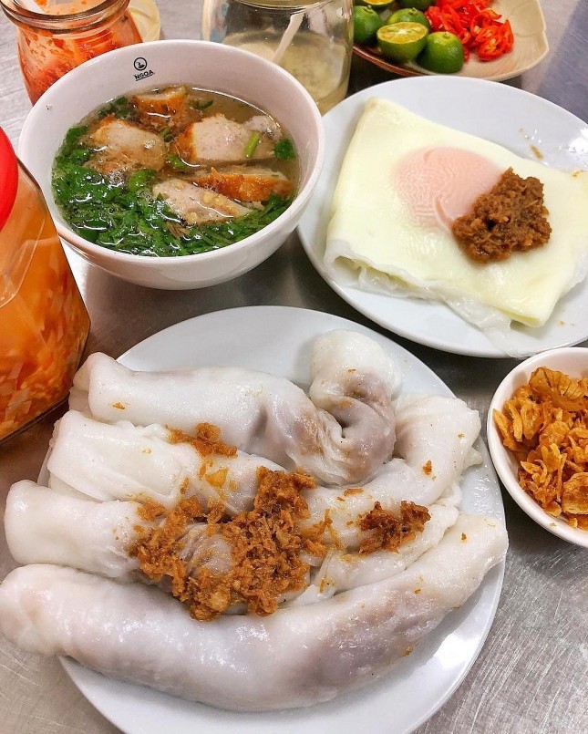 Sau khi hoàn thiện, bánh được xếp ra đĩa khi còn nóng hổi, rắc thêm chút thịt băm nhuyễn nếu muốn. 