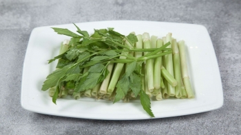 Rau cần – món ăn bổ dưỡng nhưng tiềm ẩn nguy cơ nhiễm sán nếu ăn sống