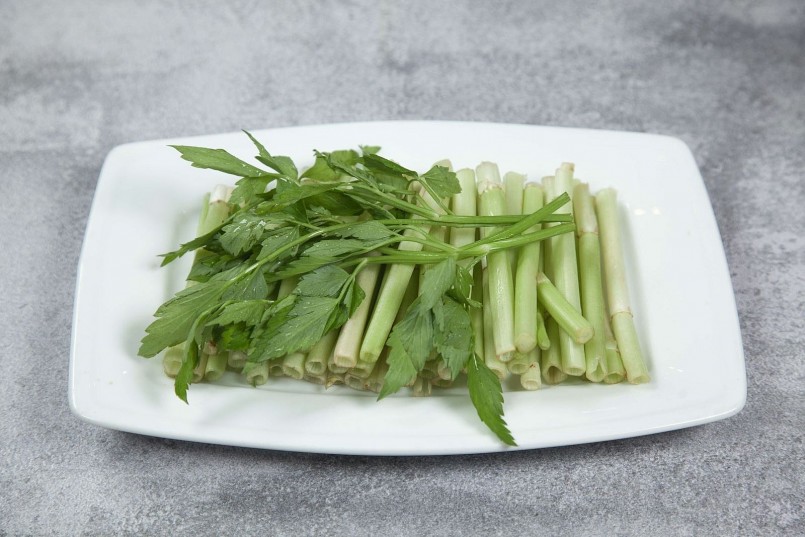 Thực tế, rau cần có thể nhiễm ấu trùng sán lá gan lớn và nhiều loại giun sán khác. 