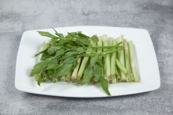 Rau cần – món ăn bổ dưỡng nhưng tiềm ẩn nguy cơ nhiễm sán nếu ăn sống