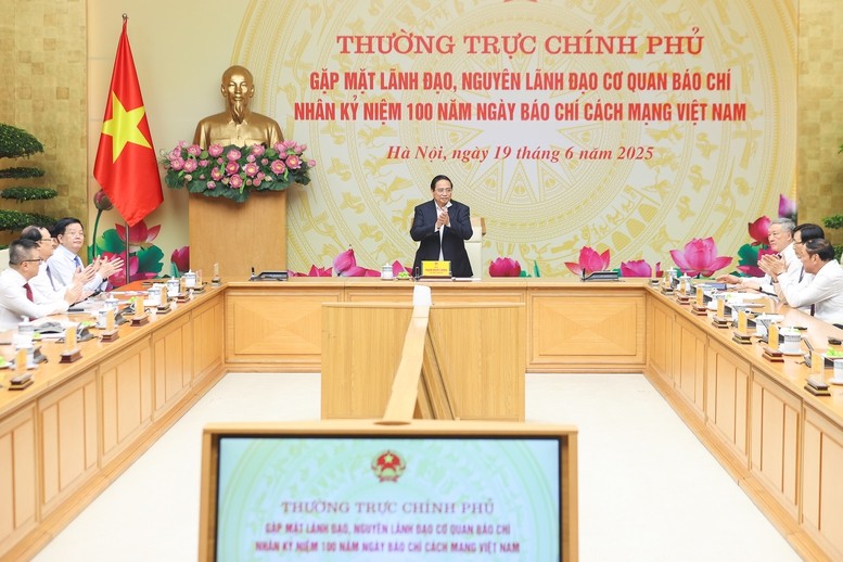 Thủ tướng Chính phủ Phạm Minh Chính chủ trì cuộc gặp mặt Thường trực Chính phủ với lãnh đạo, nguyên lãnh đạo các cơ quan báo chí nhằm tri ân, ghi nhớ công lao của các thế hệ người làm báo qua các thời kỳ - Ảnh: VGP