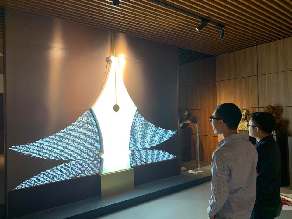 Biểu tượng ngòi bút với hai bên cánh sen in tên tất cả các tờ báo của Việt Nam ngay cửa vào Bảo tàng.