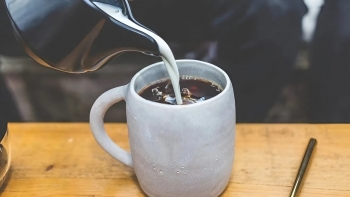 Bí quyết giúp bạn yên tâm uống cà phê mà không lo răng ố vàng