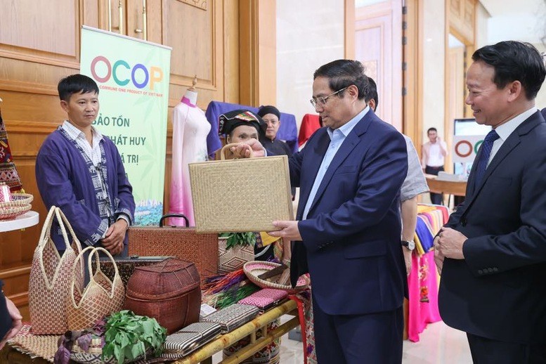 Thủ tướng Phạm Minh Chính cùng các đại biểu tham quan các gian trưng bày các sản phẩm nông nghiệp tiêu biểu - Ảnh: VGP Thủ tướng Phạm Minh Chính cùng các đại biểu tham quan các gian trưng bày các sản phẩm nông nghiệp tiêu biểu - Ảnh: VGP