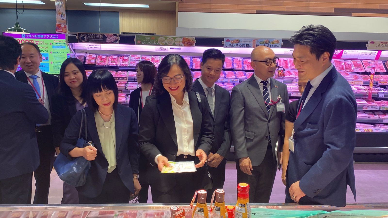 Các đại biểu tham quan các gian hàng trưng bày hàng Việt Nam tại Tokyo, Nhật Bản