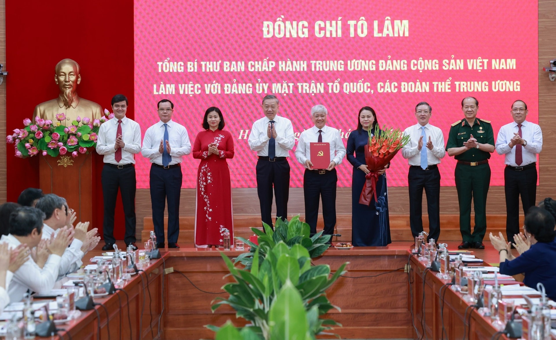 Tổng Bí thư Tô Lâm trao quyết định của Bộ Chính trị về chức năng, nhiệm vụ, tổ chức bộ máy Cơ quan Ủy ban Trung ương Mặt trận Tổ quốc Việt Nam,