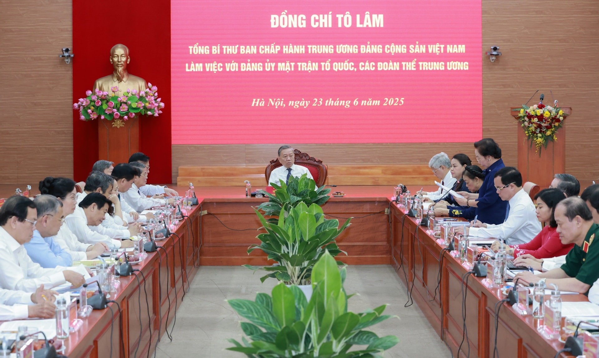 Tổng Bí thư Tô Lâm làm việc với Đảng uỷ Mặt trận Tổ quốc, các đoàn thể Trung ương (Ảnh: Ng