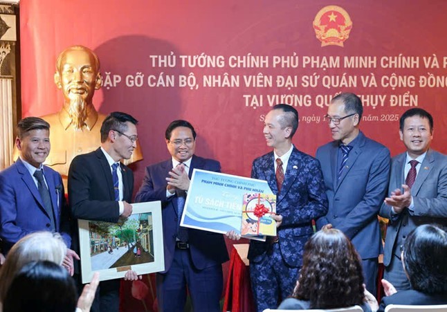 Thủ tướng Phạm Minh Chính và Phu nhân cùng các cán bộ, nhân viên Đại sứ quán và cộng đồng người Việt Nam tại Thuỵ Điển. Ảnh: ĐSQ Việt Nam tại Thuỵ Điển