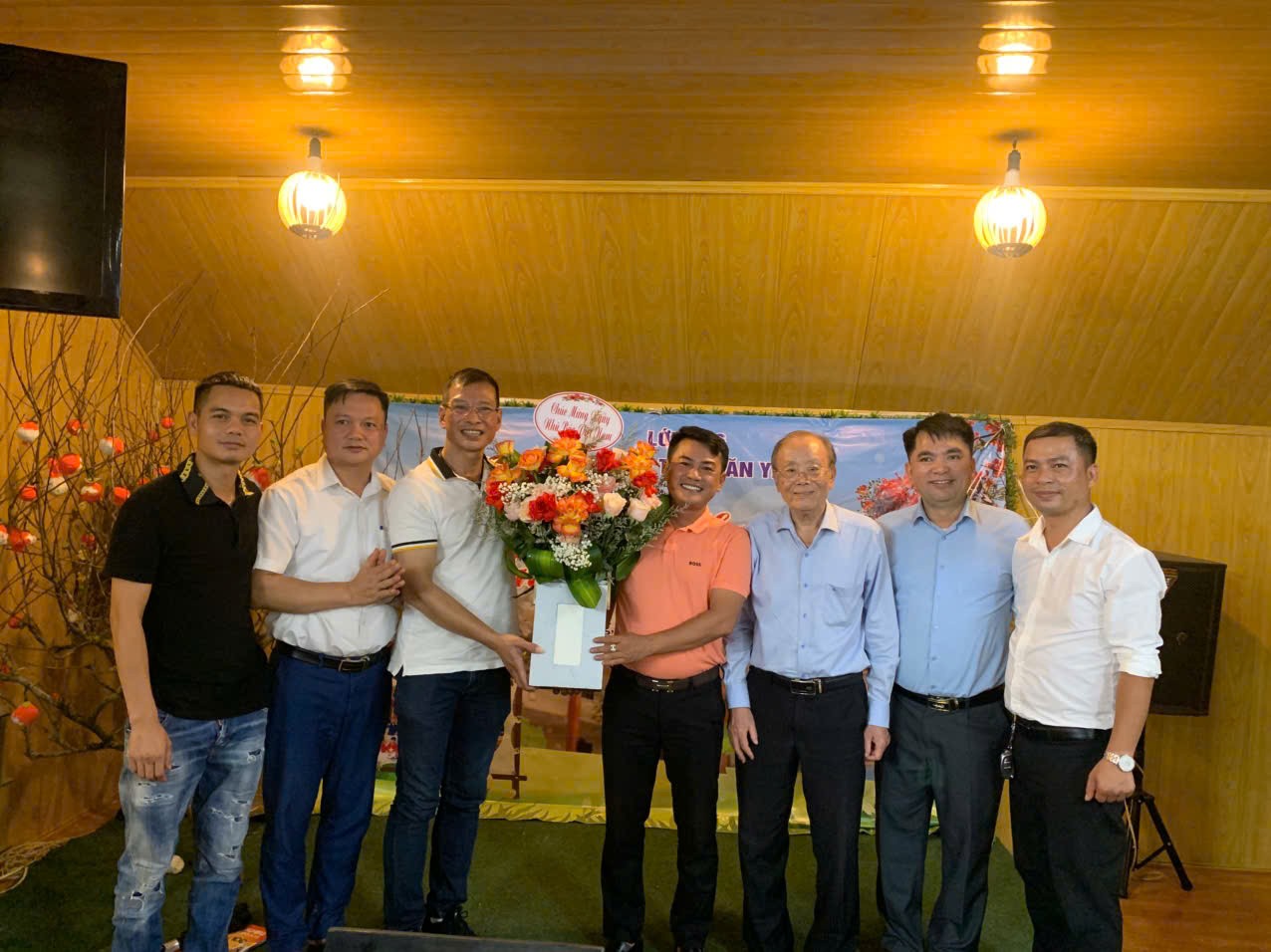 Nhà báo Nguyễn Viết Hưng – Tổng Biên tập Tạp chí Thương hiệu và Sản phẩm nhận hoa chúc mừng của TGĐ Công ty CP Phát triển Báo Sáng. Nhà báo Nguyễn Viết Hưng – Tổng Biên tập Tạp chí Thương hiệu và Sản phẩm nhận hoa chúc mừng của TGĐ Công ty CP Phát triển Báo Sáng.