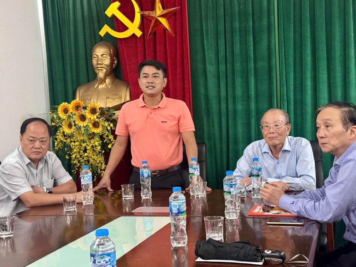 Nhà báo Nguyễn Viết Hưng - Tổng Biên tập Tạp chí Thương hiệu và Sản phẩm cha sẻ với Lãnh đạo Hội về những thuận lợi, khó khăn của Tạp chí thời gian qua. Nhà báo Nguyễn Viết Hưng - Tổng Biên tập Tạp chí Thương hiệu và Sản phẩm cha sẻ với Lãnh đạo Hội về những thuận lợi, khó khăn của Tạp chí thời gian qua.