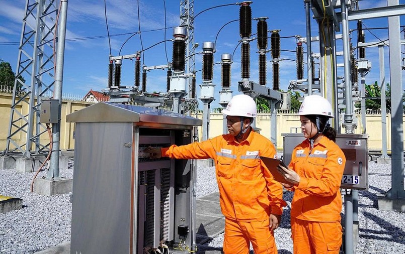 Trạm biến áp hoạt động hết công suất trong những ngày nắng nóng đầu tháng 6, khi phụ tải điện tại nhiều khu vực liên tục lập đỉnh mới. Trạm biến áp hoạt động hết công suất trong những ngày nắng nóng đầu tháng 6, khi phụ tải điện tại nhiều khu vực liên tục lập đỉnh mới.