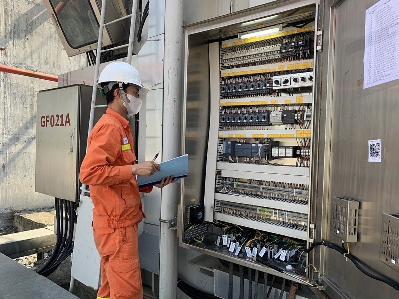 Kỹ sư ngành điện kiểm tra thông số vận hành tại trung tâm điều độ hệ thống điện quốc gia, nơi xây dựng kịch bản điều hành theo thời tiết và phụ tải thực tế. Kỹ sư ngành điện kiểm tra thông số vận hành tại trung tâm điều độ hệ thống điện quốc gia, nơi xây dựng kịch bản điều hành theo thời tiết và phụ tải thực tế.