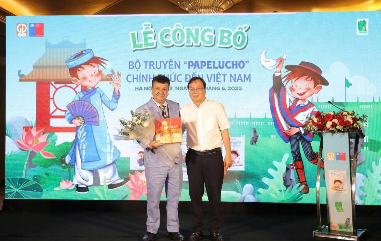 Ông Nguyễn Tiến Thanh tặng hoa Ngài Sergio Narea - Đại sứ Chile tại Việt Nam. 