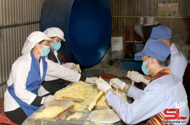 HTX Sản xuất và chế biến măng sạch Tân Xuân chế biến măng bát độ. HTX Sản xuất và chế biến măng sạch Tân Xuân chế biến măng bát độ.