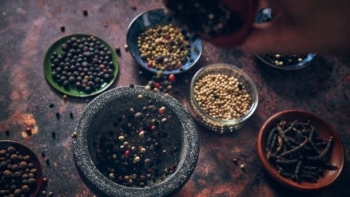 Giá tiêu trong nước đi ngang, tiêu xuất khẩu Việt Nam giảm 200 USD/tấn