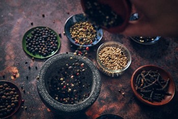 Giá tiêu trong nước đi ngang, tiêu xuất khẩu Việt Nam giảm 200 USD/tấn