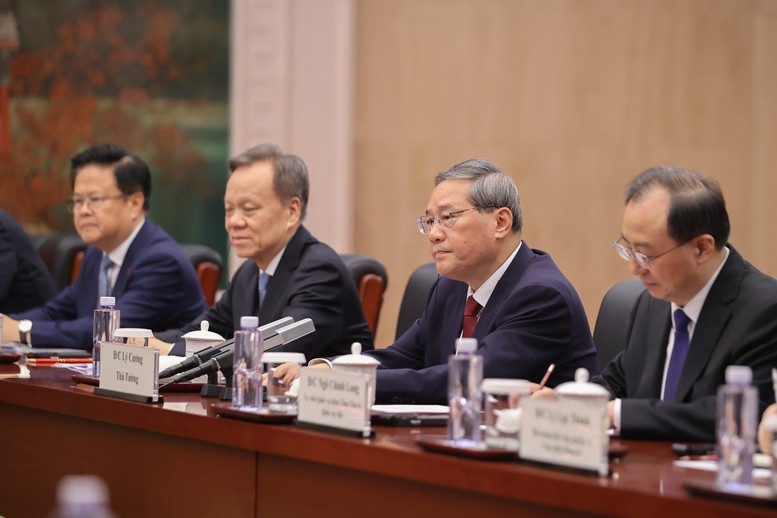 Thủ tướng Lý Cường khẳng định Trung Quốc sẵn sàng mở rộng nhập khẩu nhiều sản phẩm, hàng hóa chất lượng cao từ Việt Nam, khuyến khích các doanh nghiệp có năng lực đầu tư vào Việt Nam trong các lĩnh vực AI, kinh tế số, kinh tế xanh, 5G thế hệ mới, ứng dụng vệ tinh