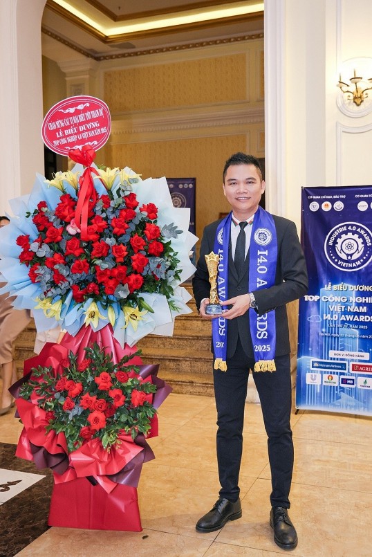 Ảnh: Ông Nguyễn Thành Đạt – Giám Đốc Truyền Thông Cấp Cao Herbalife Việt Nam, Campuchia & Thái Lan tại lễ trao giải Top Công Nghiệp 4.0 năm 2025