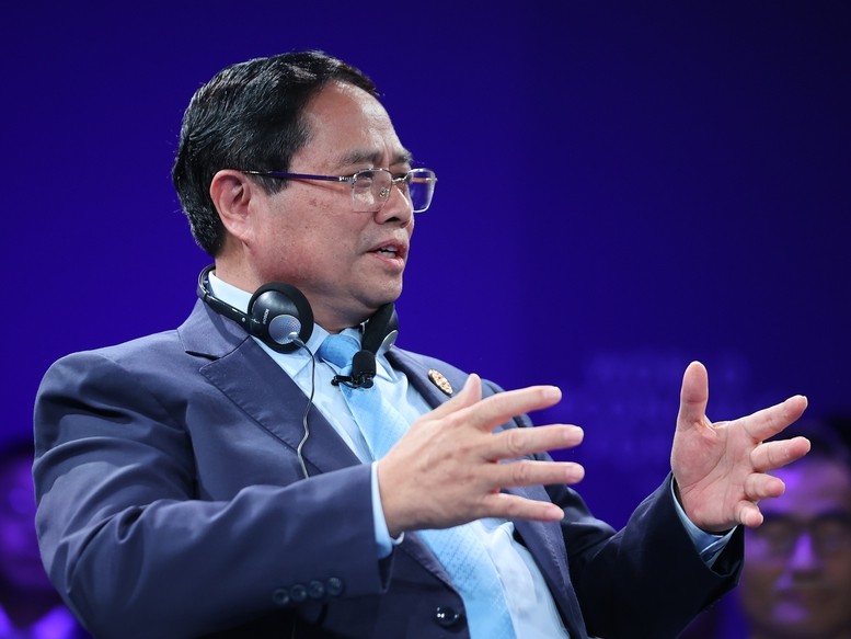 Thủ tướng chia sẻ, Việt Nam vẫn đặt mục tiêu tăng trưởng từ 8% trong năm 2025 và hai con số trong những năm tới. Thủ tướng khẳng định điều này đòi hỏi nỗ lực rất lớn và cũng là thách thức trong bối cảnh hiện nay, nhưng Việt Nam có các cơ sở, nền tảng để thực hiện - Ảnh: VGP