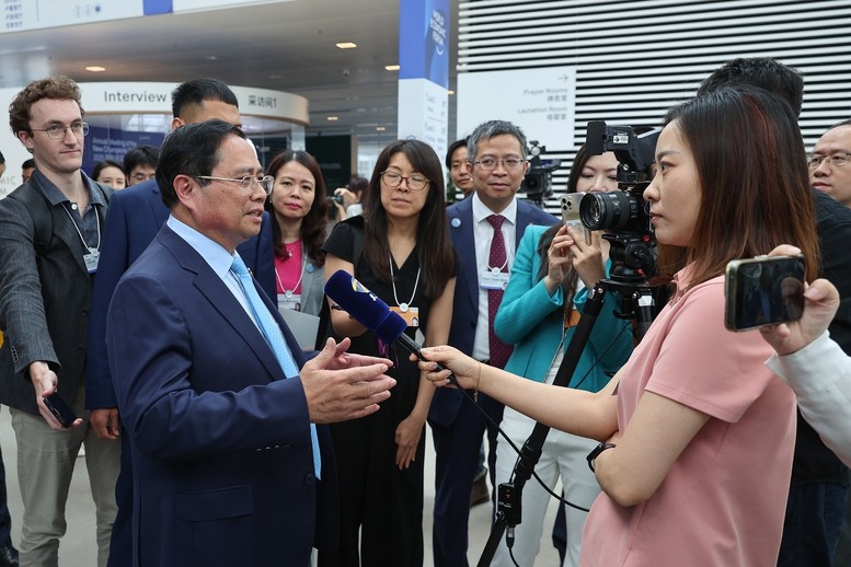 Thủ tướng trả lời phỏng vấn phóng viên quốc tế sau phiên đối thoại - Ảnh: VGP