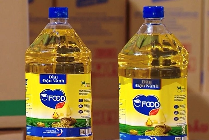 Dầu ăn dùng cho chăn nuôi bị biến thành thực phẩm sử dụng cho người. Ảnh: VTV