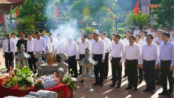 Đồng chí Tổng Bí thư Tô Lâm dâng hương tại Đền thờ Bác Hồ và các Anh hùng liệt sỹ tỉnh