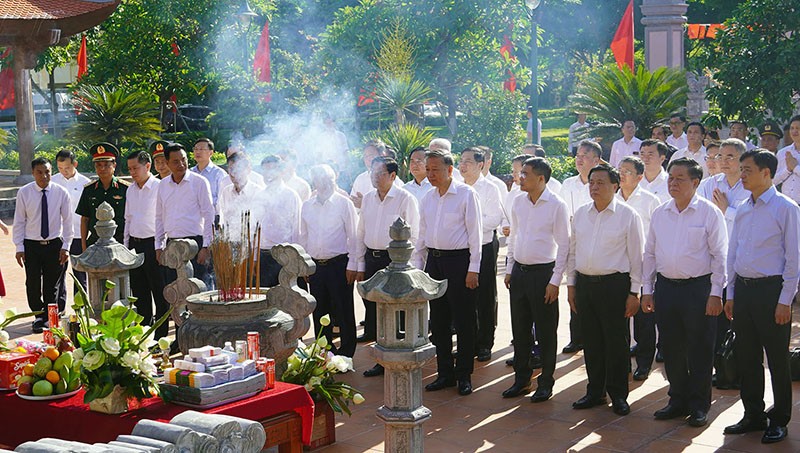 Đồng chí Tổng Bí thư Tô Lâm dâng hương tại Đền thờ Bác Hồ và các Anh hùng liệt sỹ tỉnh Đồng chí Tổng Bí thư Tô Lâm dâng hương tại Đền thờ Bác Hồ và các Anh hùng liệt sỹ tỉnh