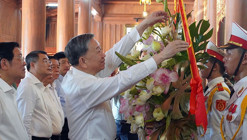 Đồng chí Tổng Bí thư Tô Lâm dâng hương tại Đền thờ Bác Hồ và các Anh hùng liệt sỹ tỉnh Đồng chí Tổng Bí thư Tô Lâm dâng hương tại Đền thờ Bác Hồ và các Anh hùng liệt sỹ tỉnh