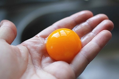 Lòng đỏ trứng là nguồn vitamin D tự nhiên, dễ kết hợp vào bữa ăn hằng ngày.