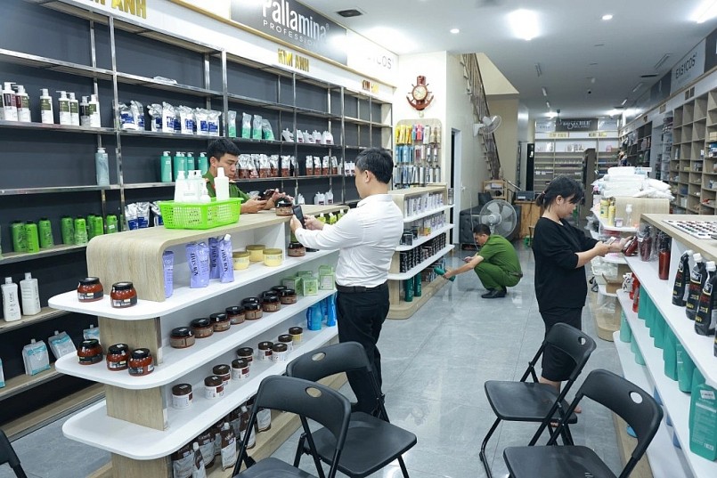 Công an khám xét, thu giữ 2,5 tấn mỹ phẩm không rõ nguồn gốc. Ảnh: Công an Quảng Trị