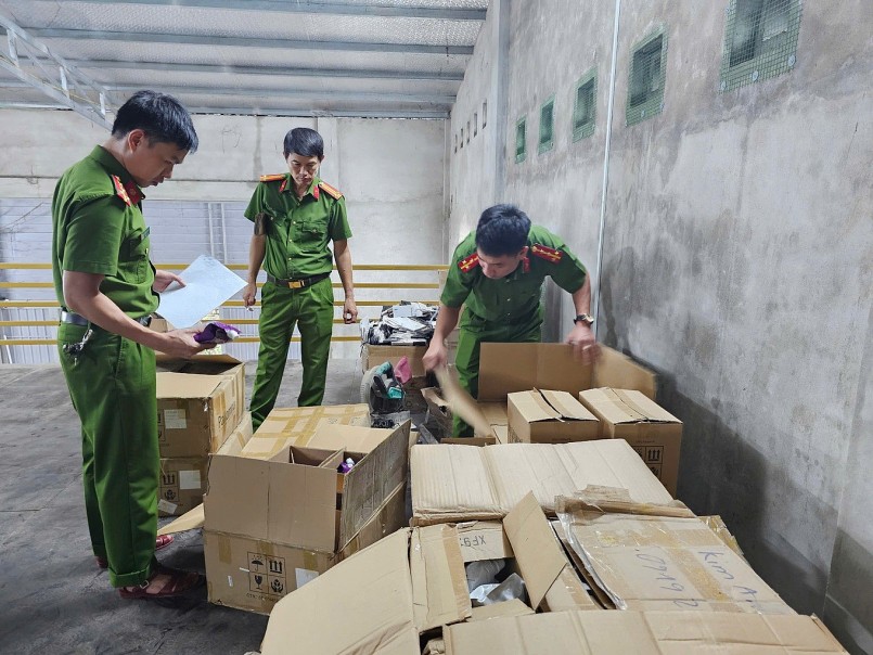 Công an phát hiện số lượng lớn mỹ phẩm nhập lậu trong kho của cơ sở kinh doanh (Ảnh: Công an Quảng Trị).