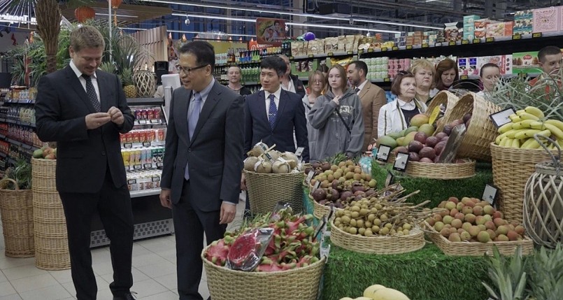 Doanh nghiệp Việt trao đổi tại sự kiện xúc tiến thương mại quốc tế, nỗ lực kết nối thị trường và cải thiện chuỗi cung ứng nhằm gia tăng giá trị cho trái cây xuất khẩu.