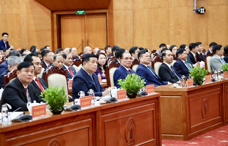 Phó Thủ tướng, Bộ trưởng Ngoại giao Bùi Thanh Sơn, Phó Trưởng Ban Tuyên giáo và Dân vận Trung ương Huỳnh Thành Đạt, Bí thư Tỉnh uỷ Điện Biên Trần Quốc Cường, đại diện lãnh đạo một số ban, bộ, ngành Trung ương dự lễ công bố tại tỉnh Điện Biên - Ảnh: VGP