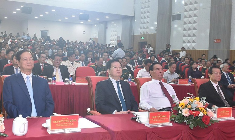 Nguyên Ủy viên Bộ Chính trị, nguyên Thủ tướng Chính phủ Nguyễn Tấn Dũng; nguyên Ủy viên Bộ Chính trị, nguyên Thường trực Ban Bí thư Trung ương Đảng Lê Hồng Anh, Phó Thủ tướng Mai Văn Chính, các đồng chí lãnh đạo, nguyên lãnh đạo 2 tỉnh An Giang và Kiên Giang dự lễ công bố tại tỉnh An Giang - Ảnh: VGP